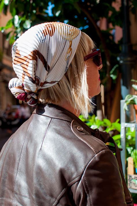 come indossare un foulard di hermes|Foulard Hermès: 7 modi trendy per indossarlo con stile.